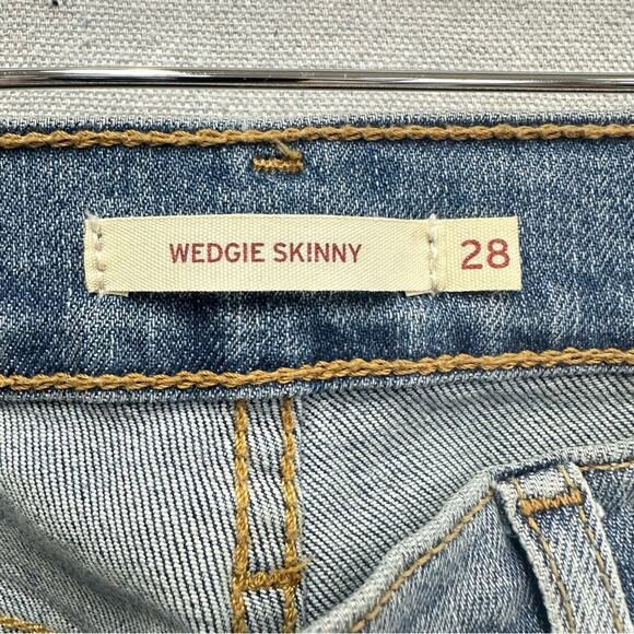Levi's Wedgie Skinny button fly jean in light wash distressed size 28 raw hem‎ - Picture 8 of 16